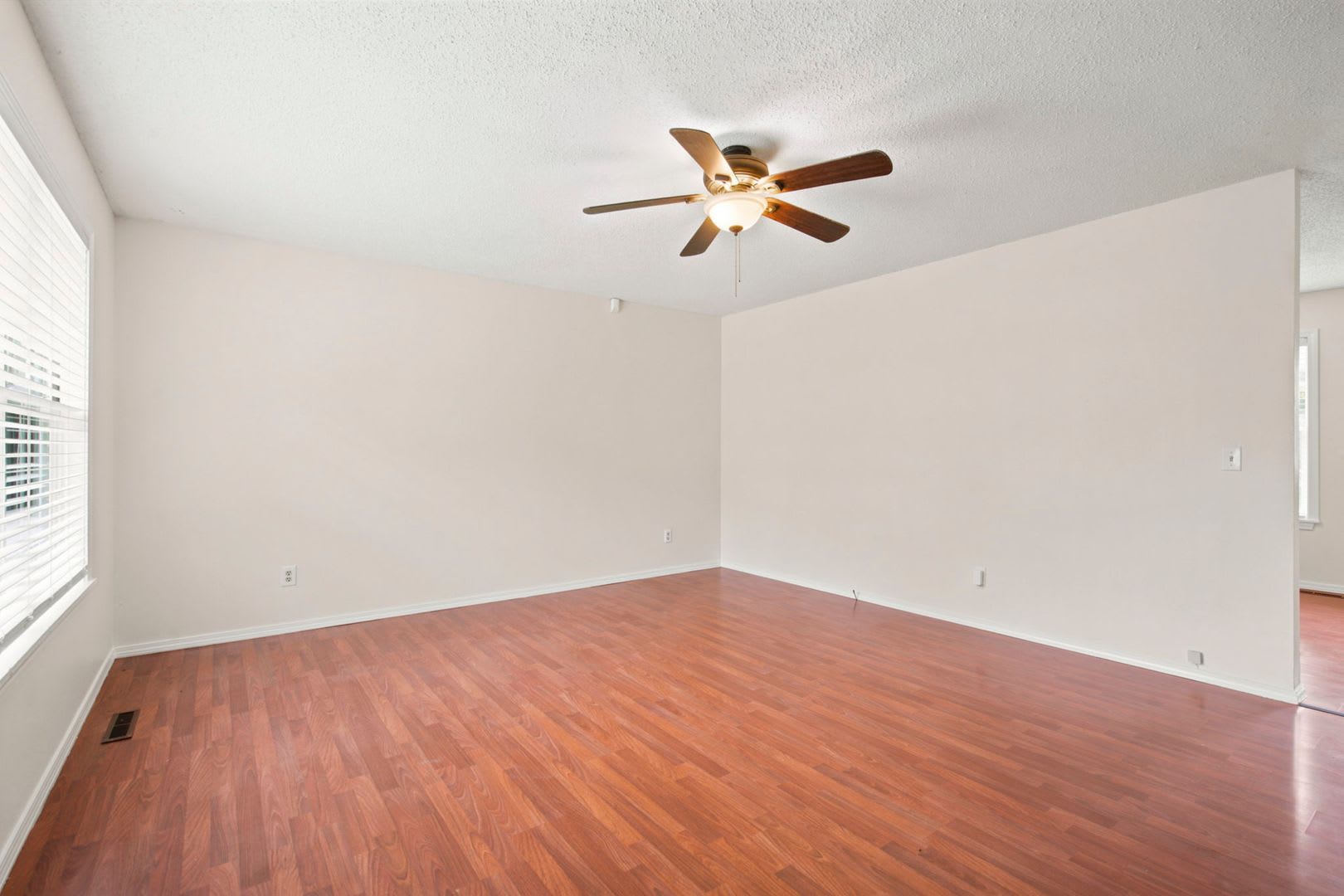 Charming 3 Bedroom Home with Washer & Dryer, Garage & Storage Shed – photo 5