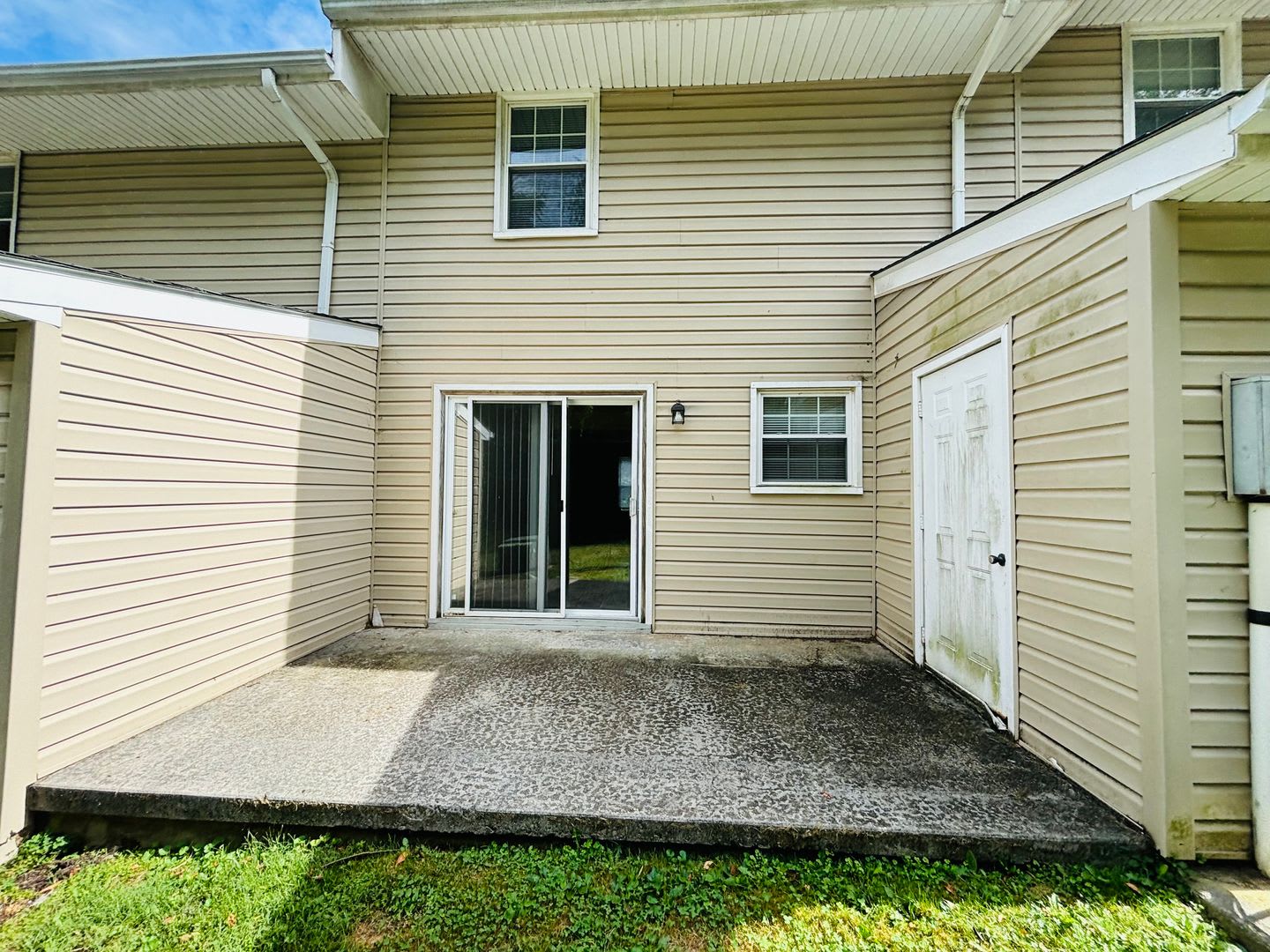 2 Bedroom, 1.5 Bath Townhouse – photo 3