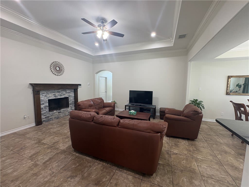 1921 Woodbend Drive – photo 5