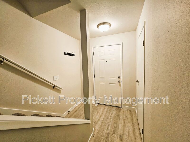 354 NW Edvard St – photo 4