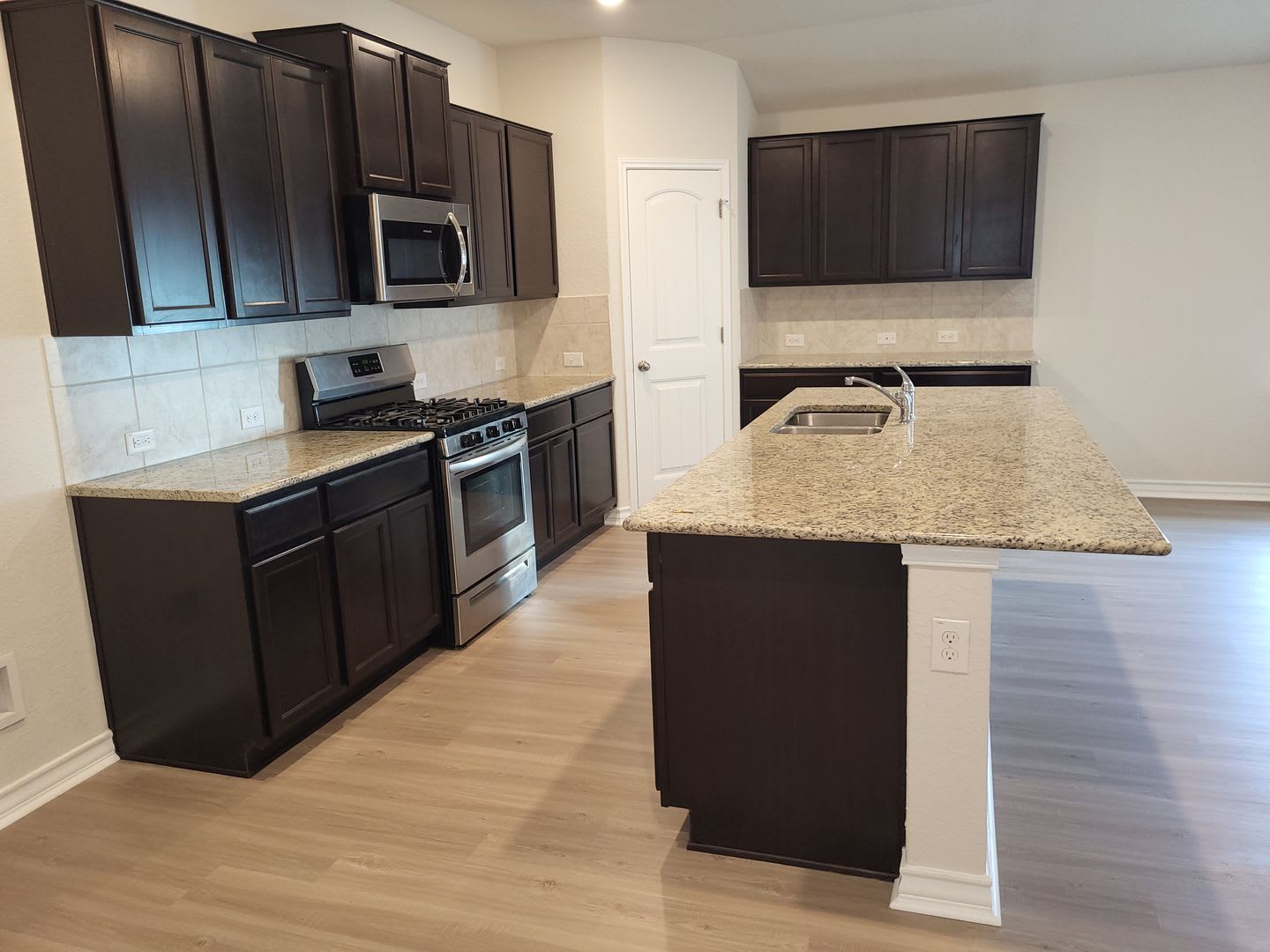 Pristine Home With Open Floor Plan – photo 5
