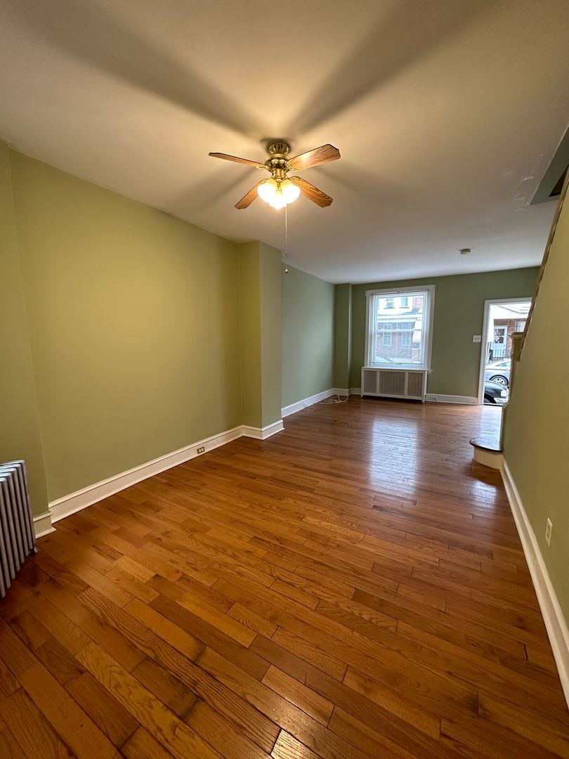 Spacious 3 Bedroom 1 Bathroom in Port Richmond St. Available NOW! – photo 2