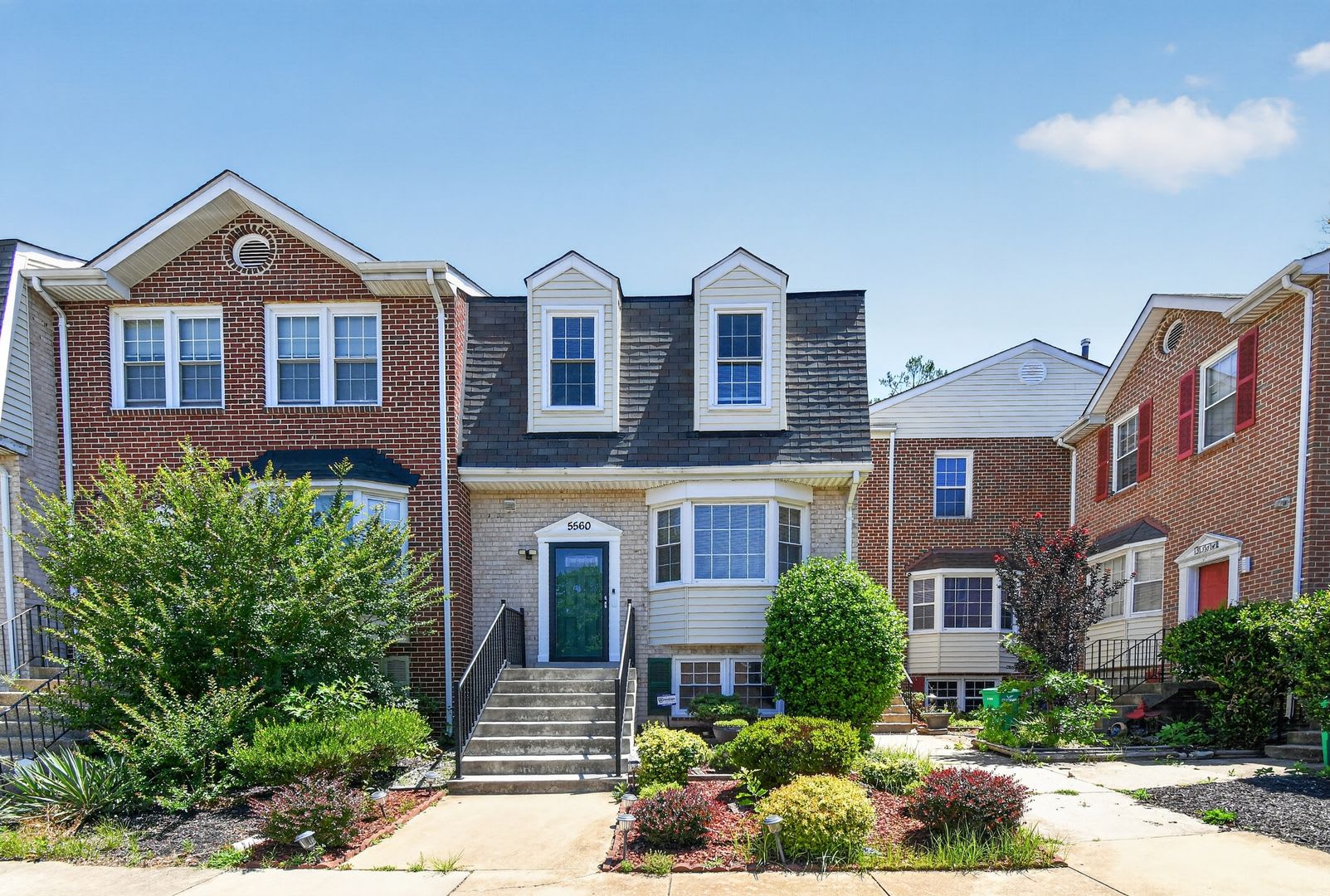 Welcome Home To This Light Filled Updated 4Bd 3 5Bth Brick Th Nestled In The Sought After Boniwood Plat – photo 1