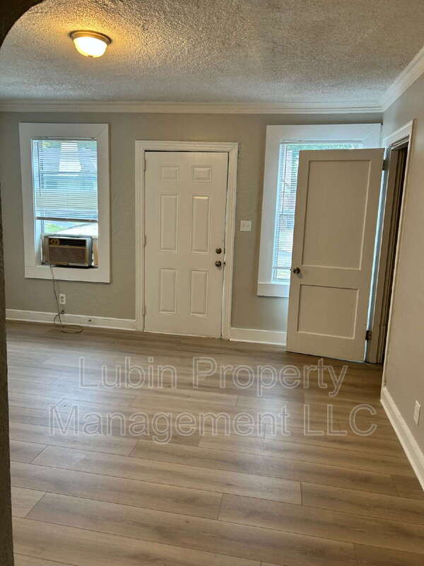 2412 Forest Ave – photo 2