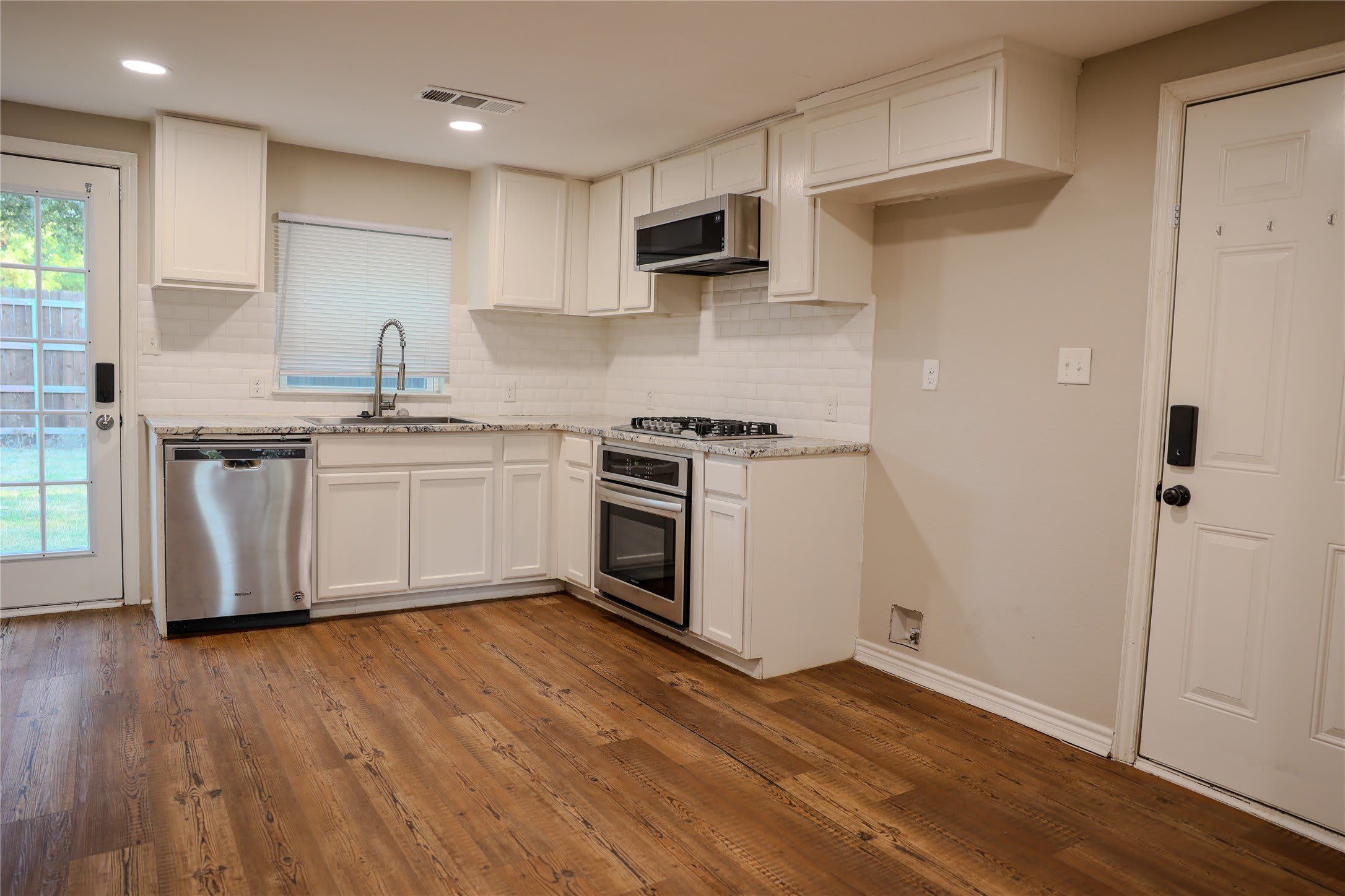 117 E Division Street – photo 3