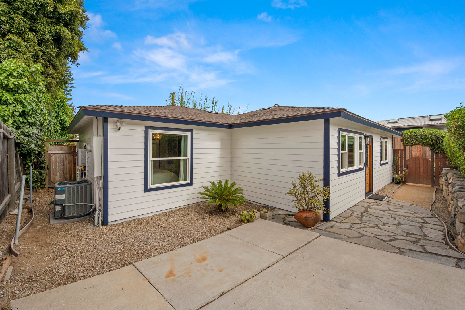 Stunning 2 BD, 2 BA, Single Level House in Solana Beach Rental for 6 Month Lease. – photo 3