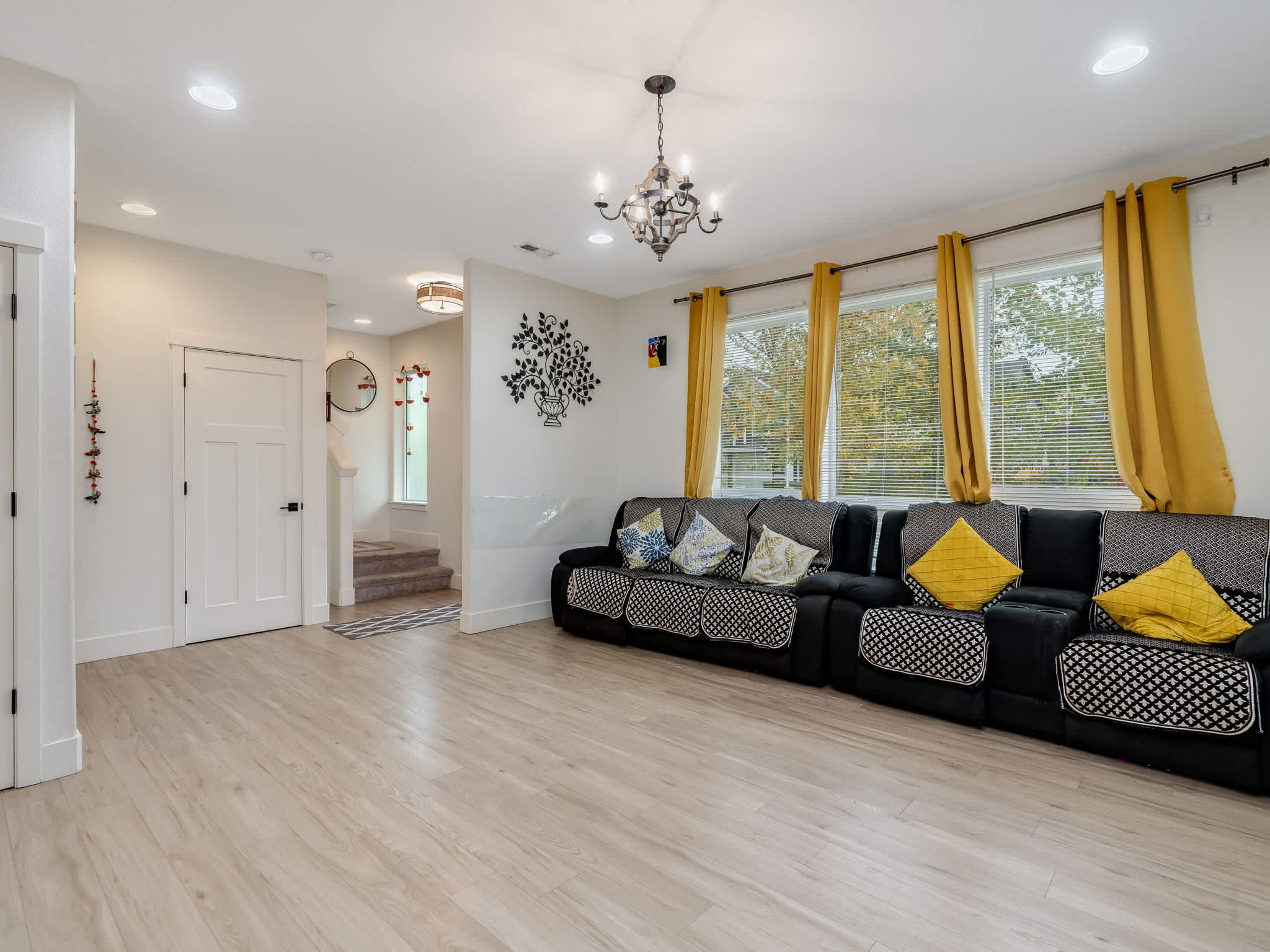 579 Northwest Adams Avenue – photo 2
