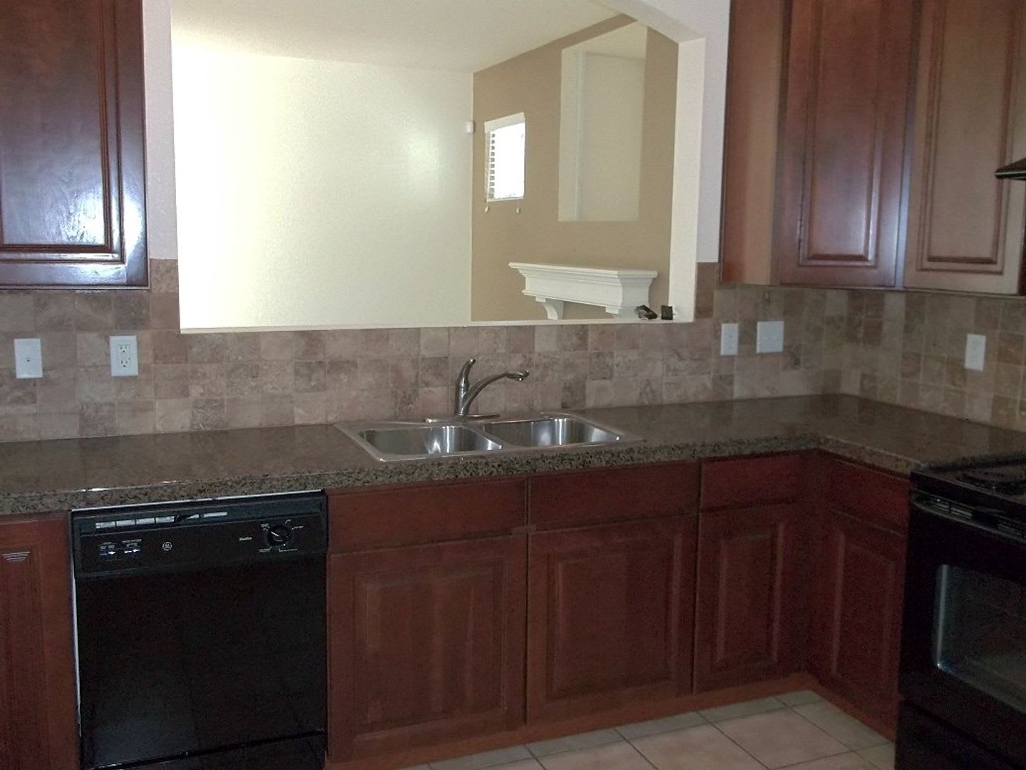 Comfortable & Roomy 3 Bedroom Home – Available August 10 – photo 4