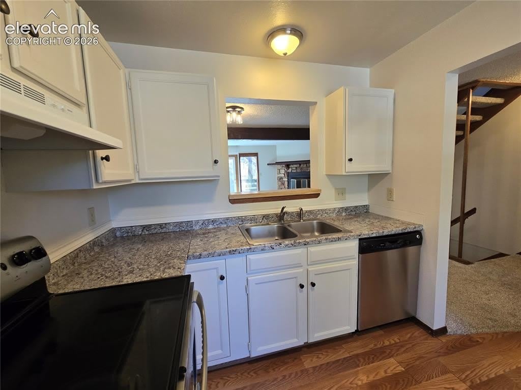 570 Manor Court – photo 3