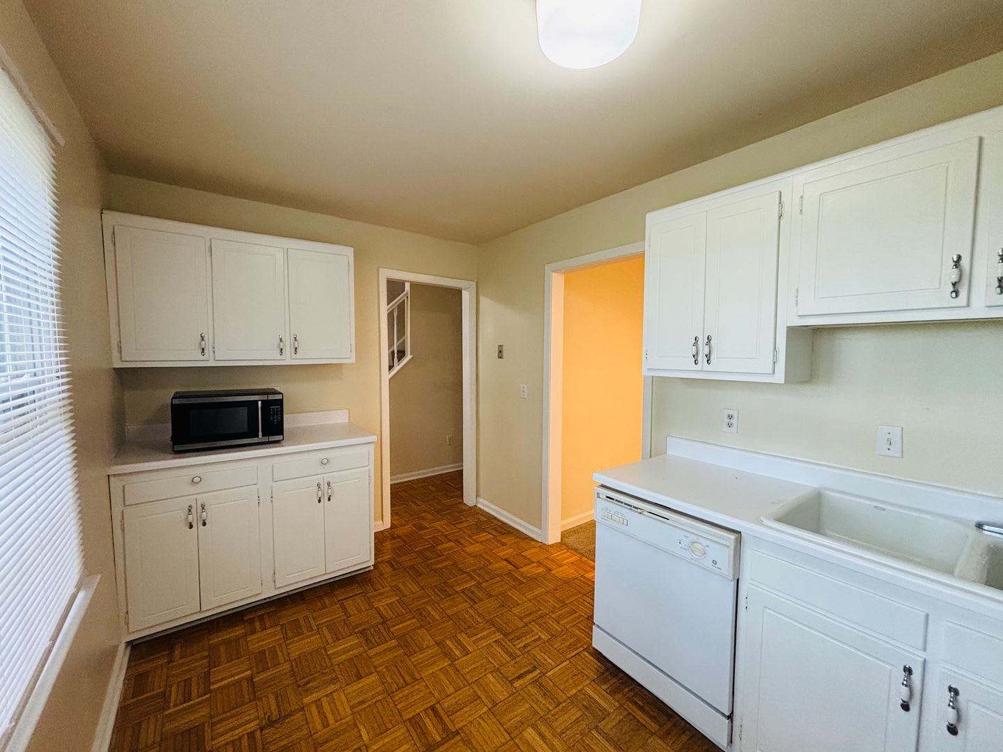 4 Bedroom, 2.5 Bath Townhouse – photo 5
