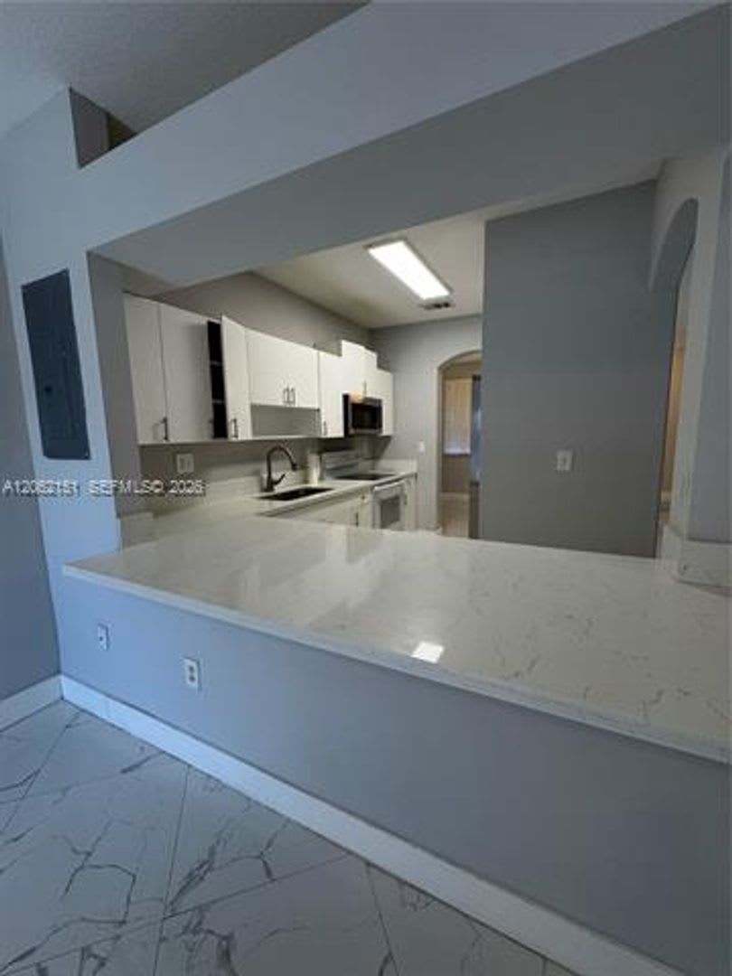 8360 NW 10th St th 9C, Miami, FL 33126 – photo 1