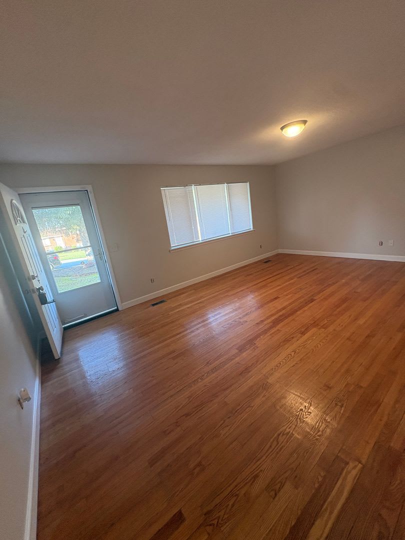 Coming Soon Don T Miss This 3 Bedroom 1 5 Baths With Garage Fenced Backyard Den And Patio For 1995 Near 153 – photo 2
