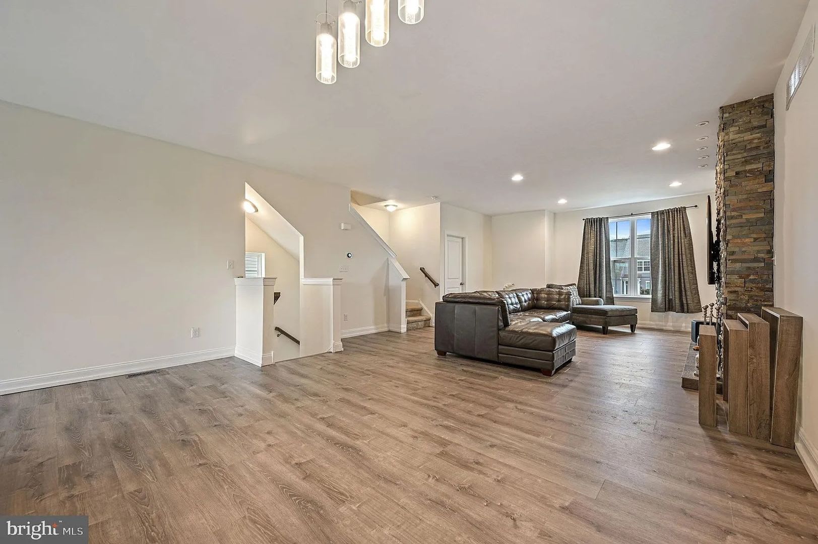 Spacious 3Br 3 5 Bath Townhome Pet Friendly Finished Basement With Full Bathroom Spacious Kitchen Stone Fireplace And 2 Decks – photo 4