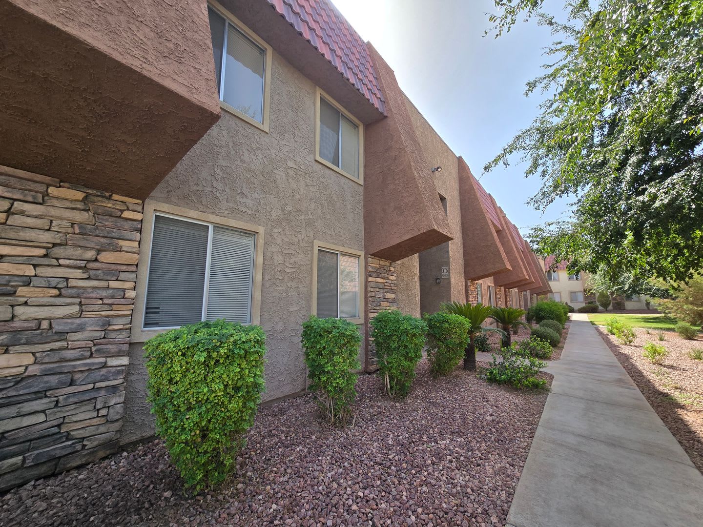 ADORABLE 2 BEDROOM 2 BATHROOM 1ST FLOOR CONDO – photo 2