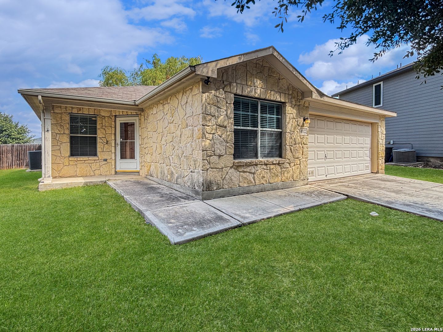 Charming One Story 3-Bedroom 2-Bath Home with Spacious Backyard near FT Sam and Randolph AFB! – photo 2