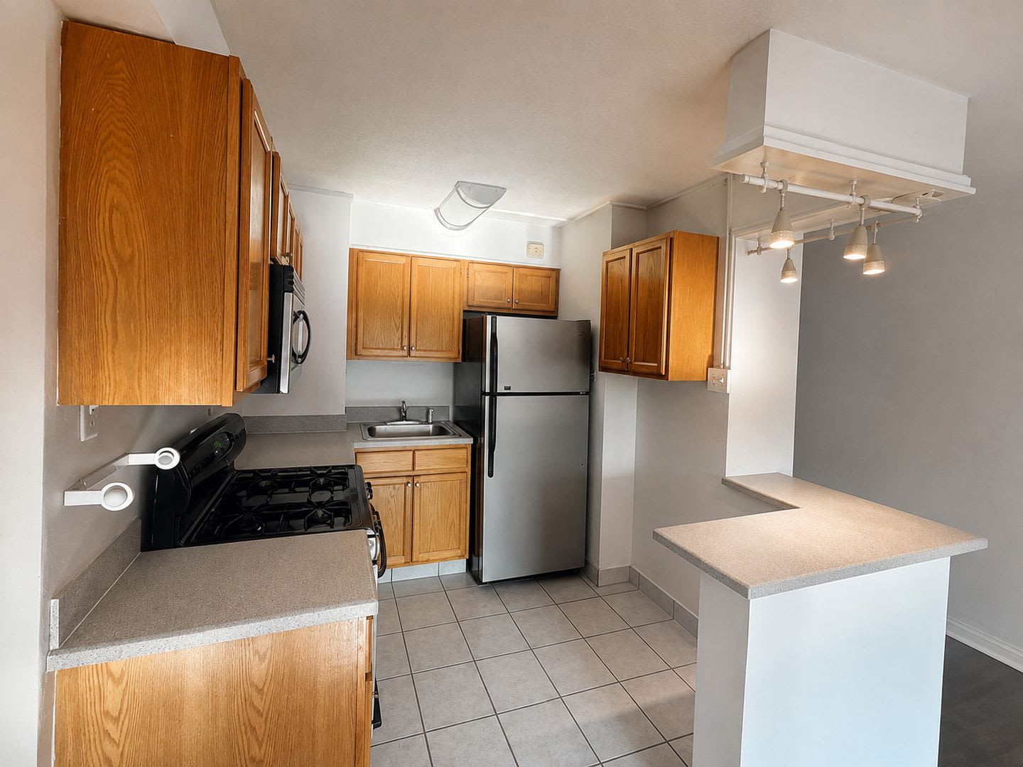 18th-Floor River West Residence with Center City Views &amp; Utilities Included – photo 4