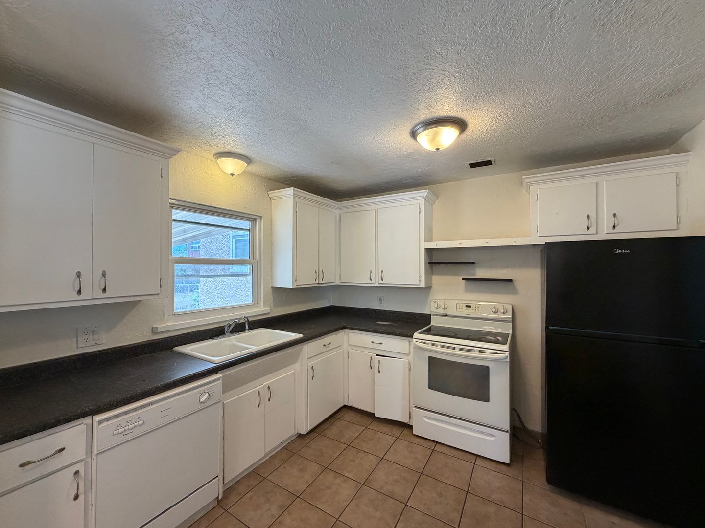 Quaint 4 Bedroom 2 Bathroom Home In The NE! – photo 3