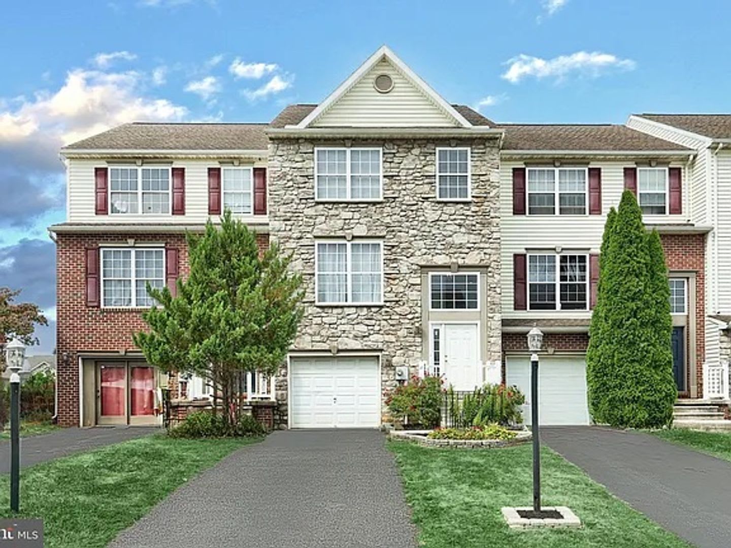 1193 LEDGE DR. YORK, PA 17408 MOVE-IN RENT SPECIAL! ***JACKSON HEIGHTS COMMUNITY*** – photo 1