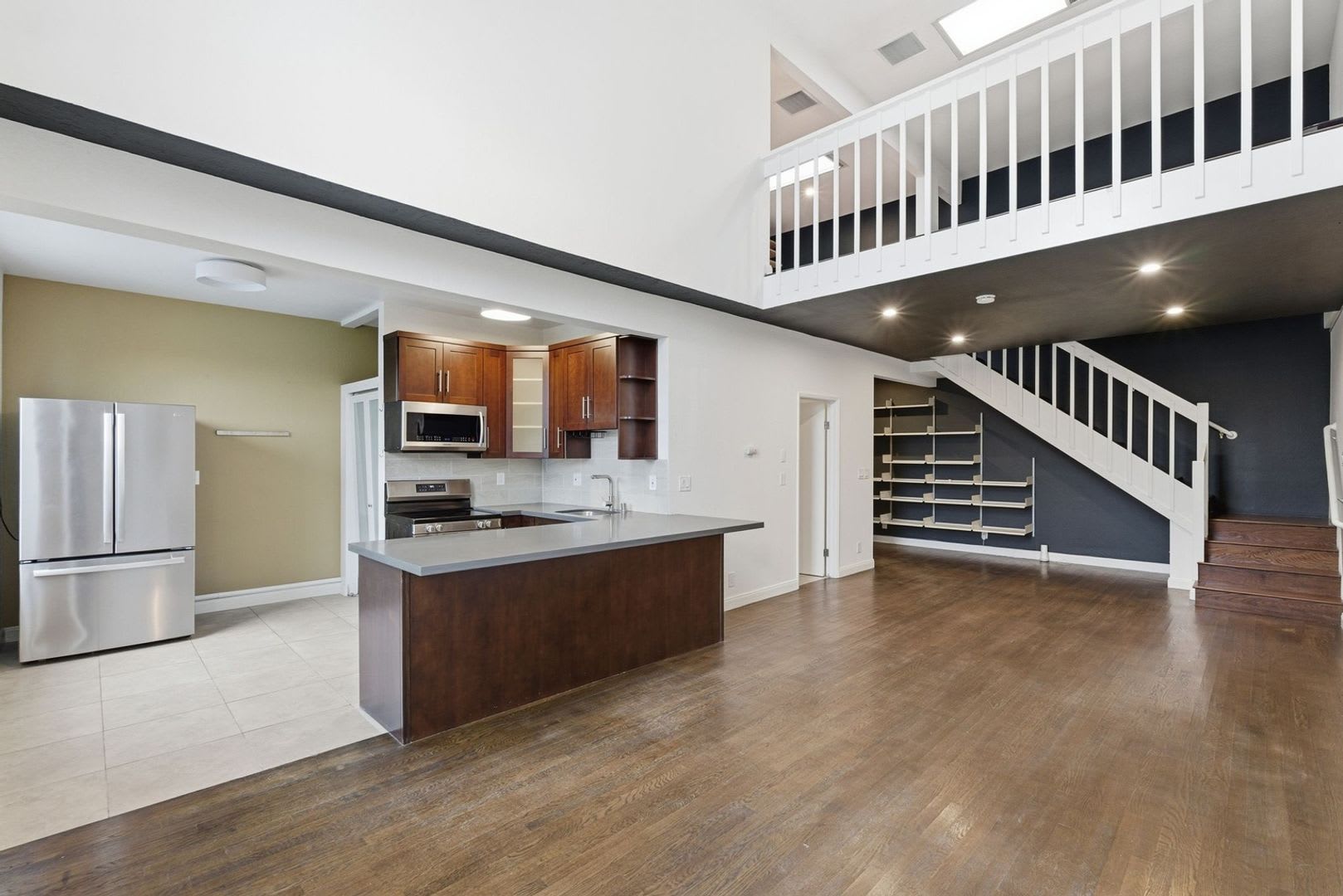 1 776 Sq Ft Live Work Loft Included Private Deck And Garage Ideal For Storage Studio Space Or Compact Vehicle Parking – photo 5