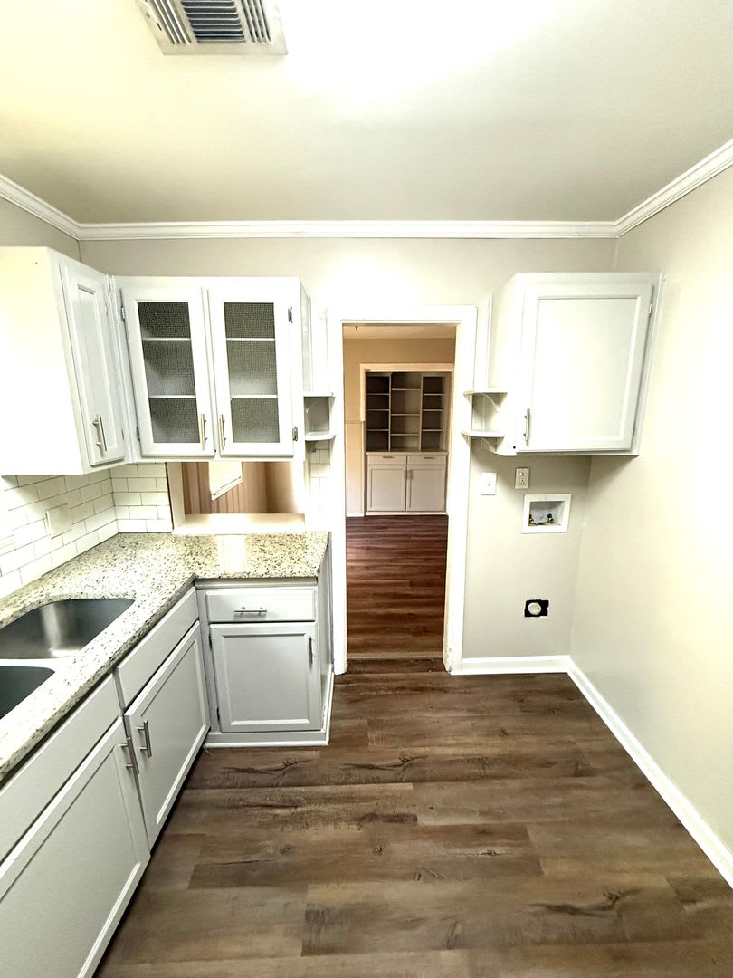 3 Bed 1 Bath Located In Forrest Hills To Schedule A Viewing Off The First Full Month S Rent With A 13 Month Lease – photo 5