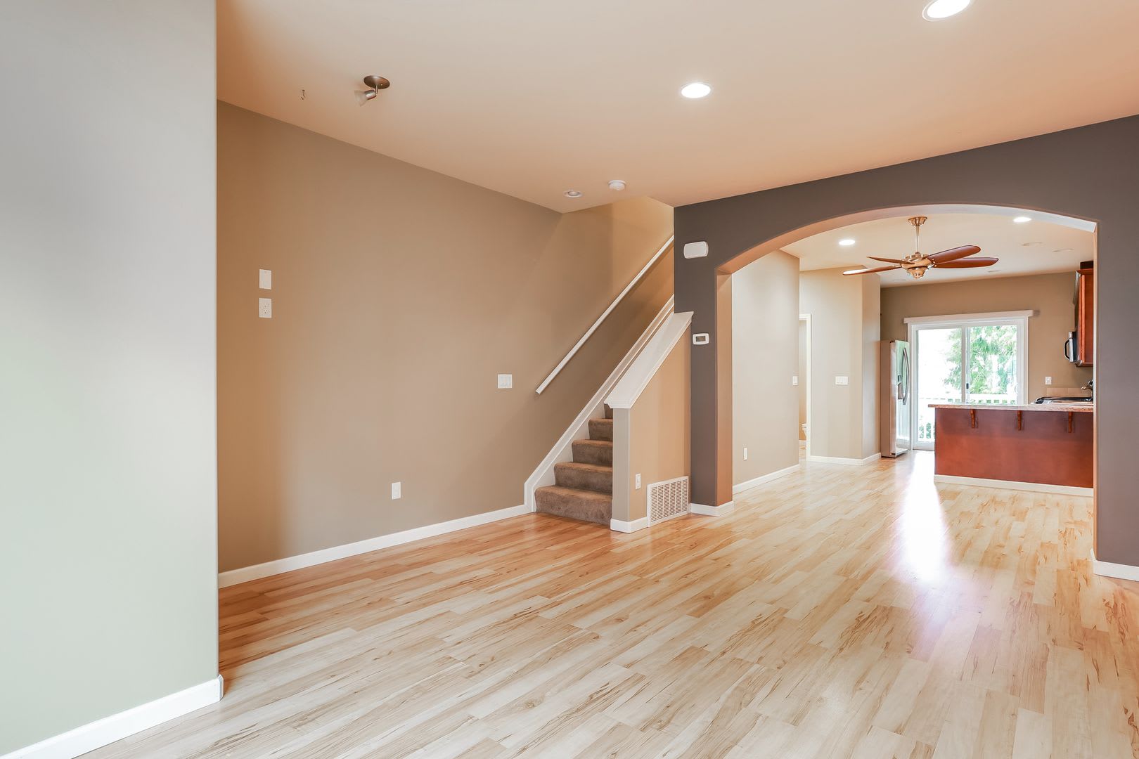Bright and inviting townhome located in a charming community in Mountlake Terrace. – photo 4