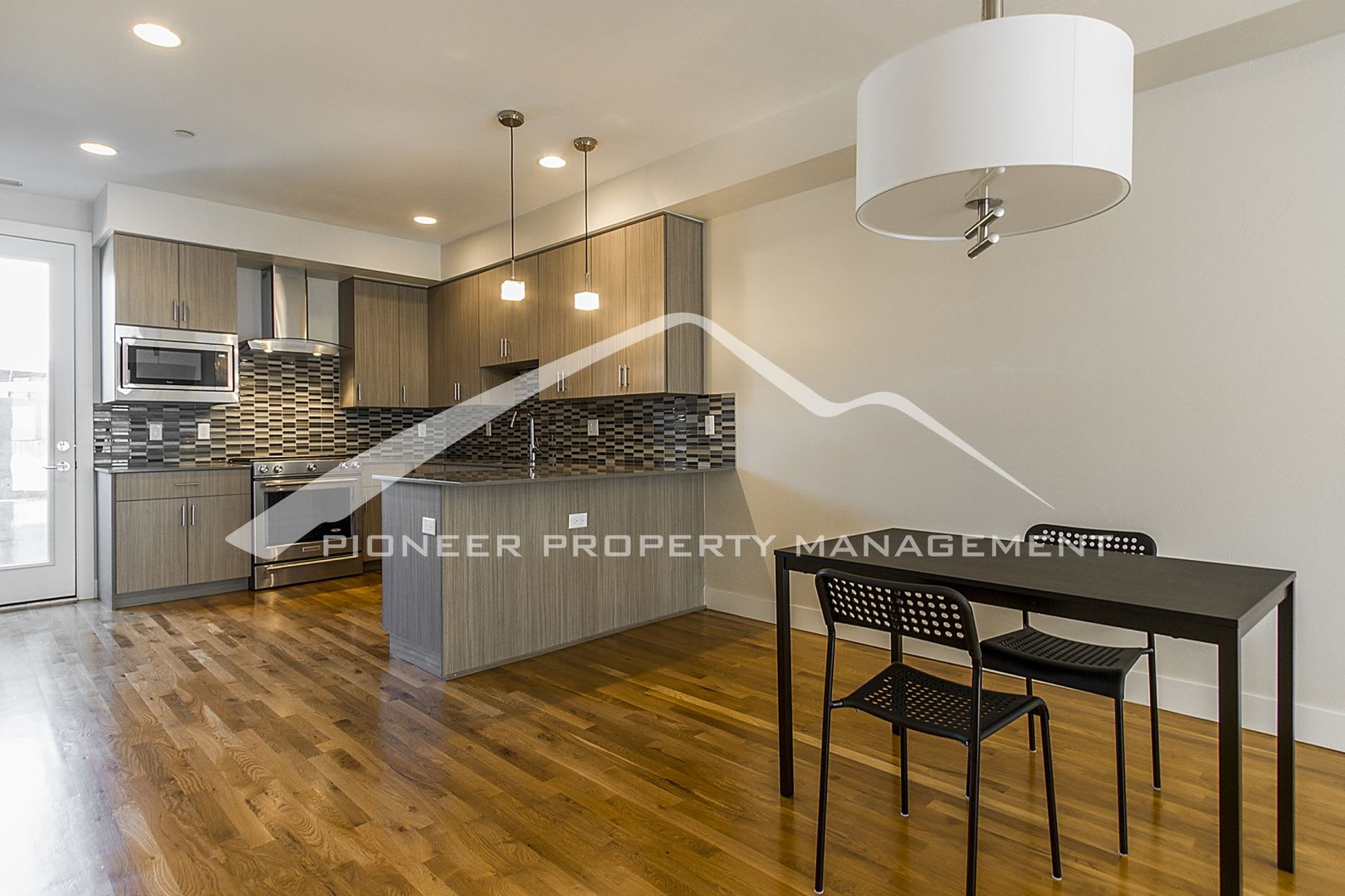 Georgeous Modern Condo With A Kitchen Fit For A Chef – photo 5