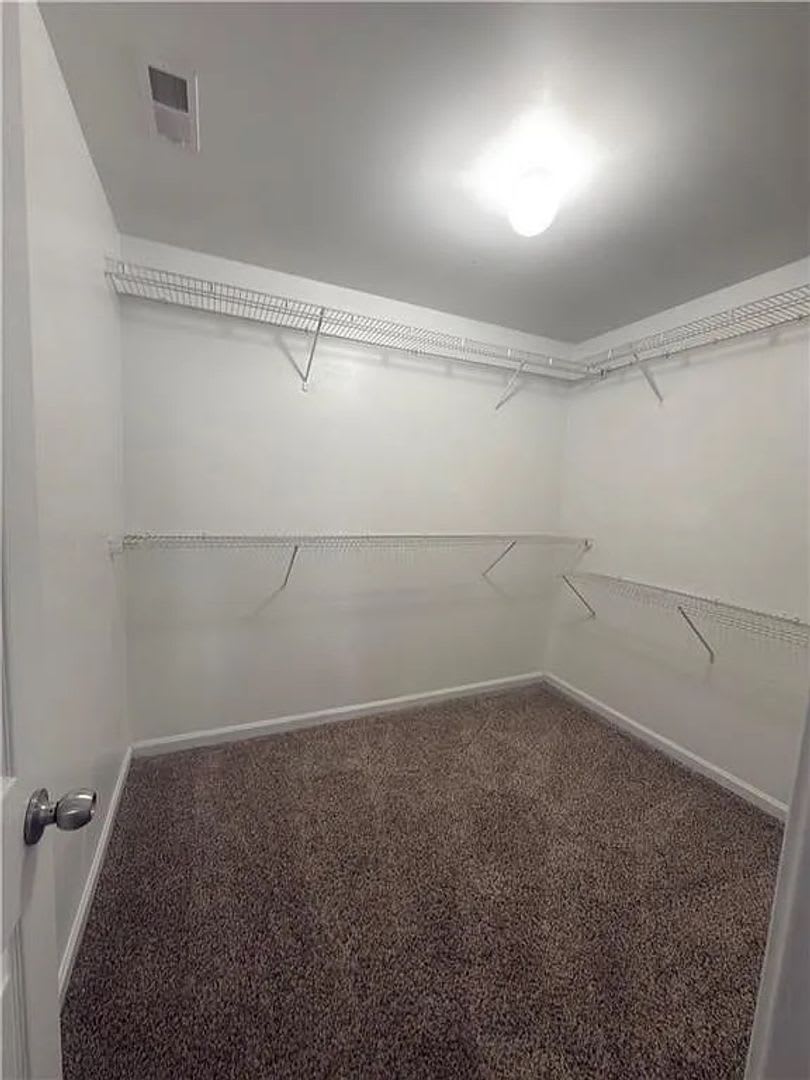 Room in 4 Bedroom Home in Snellville – photo 3