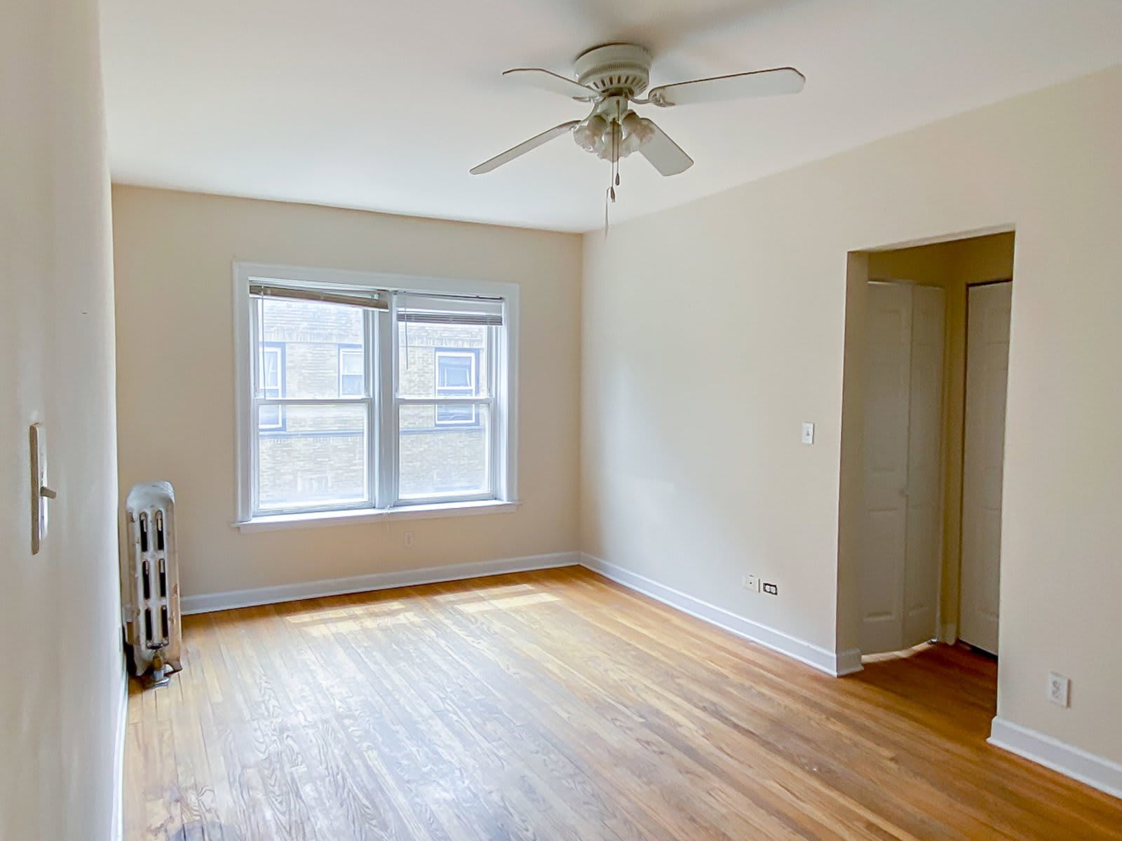 3922 North Pine Grove Avenue – photo 4