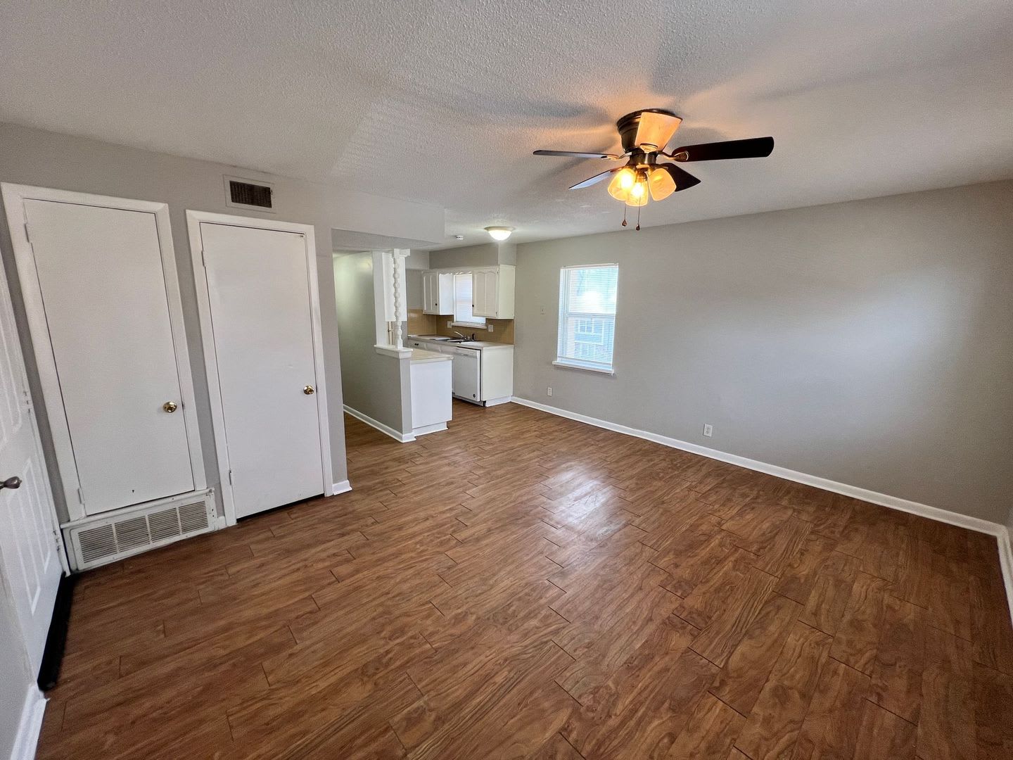 2 Bed 1 Bath Apartment With Garage Parking – photo 3