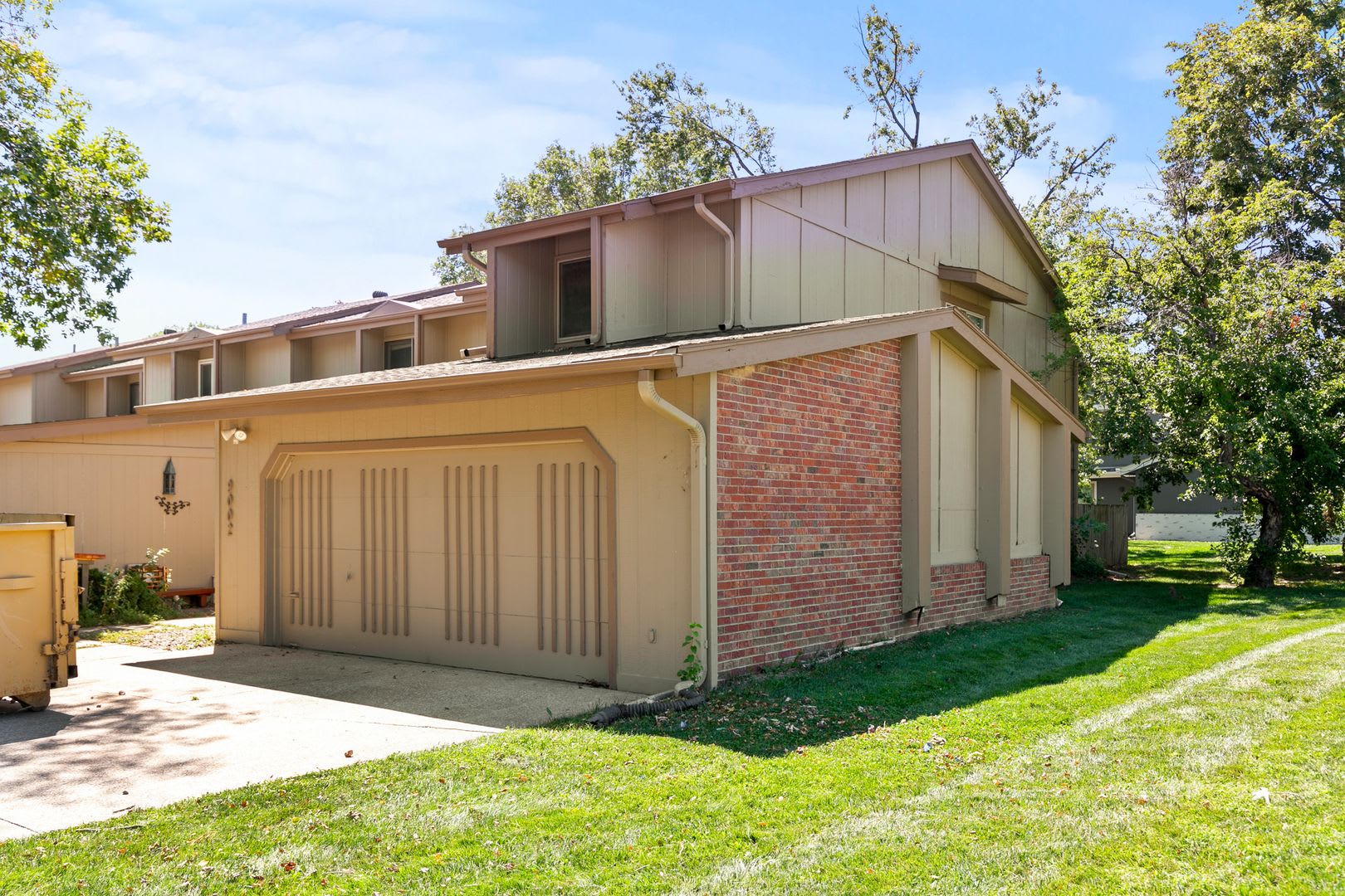 Spacious 3 Bedroom/ 3 Bath Townhouse – photo 1