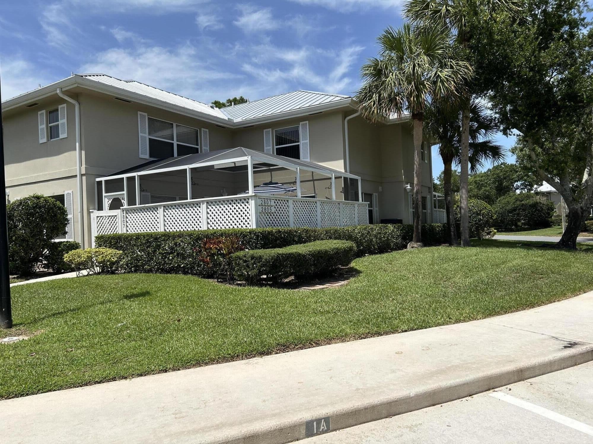 2807 SW LAKEMONT Place – photo 1
