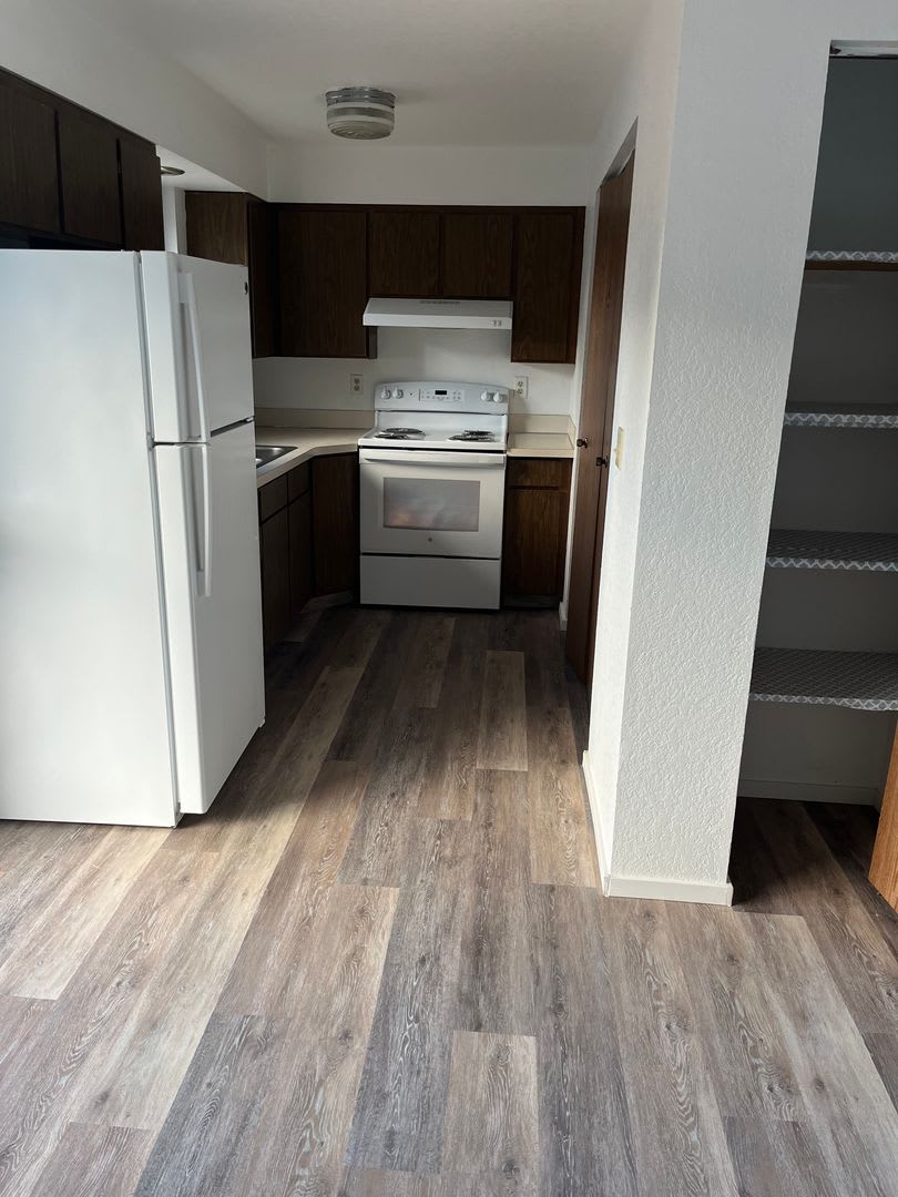 Sutherlin Upstairs 2 bedroom apartment on Comstock – photo 4