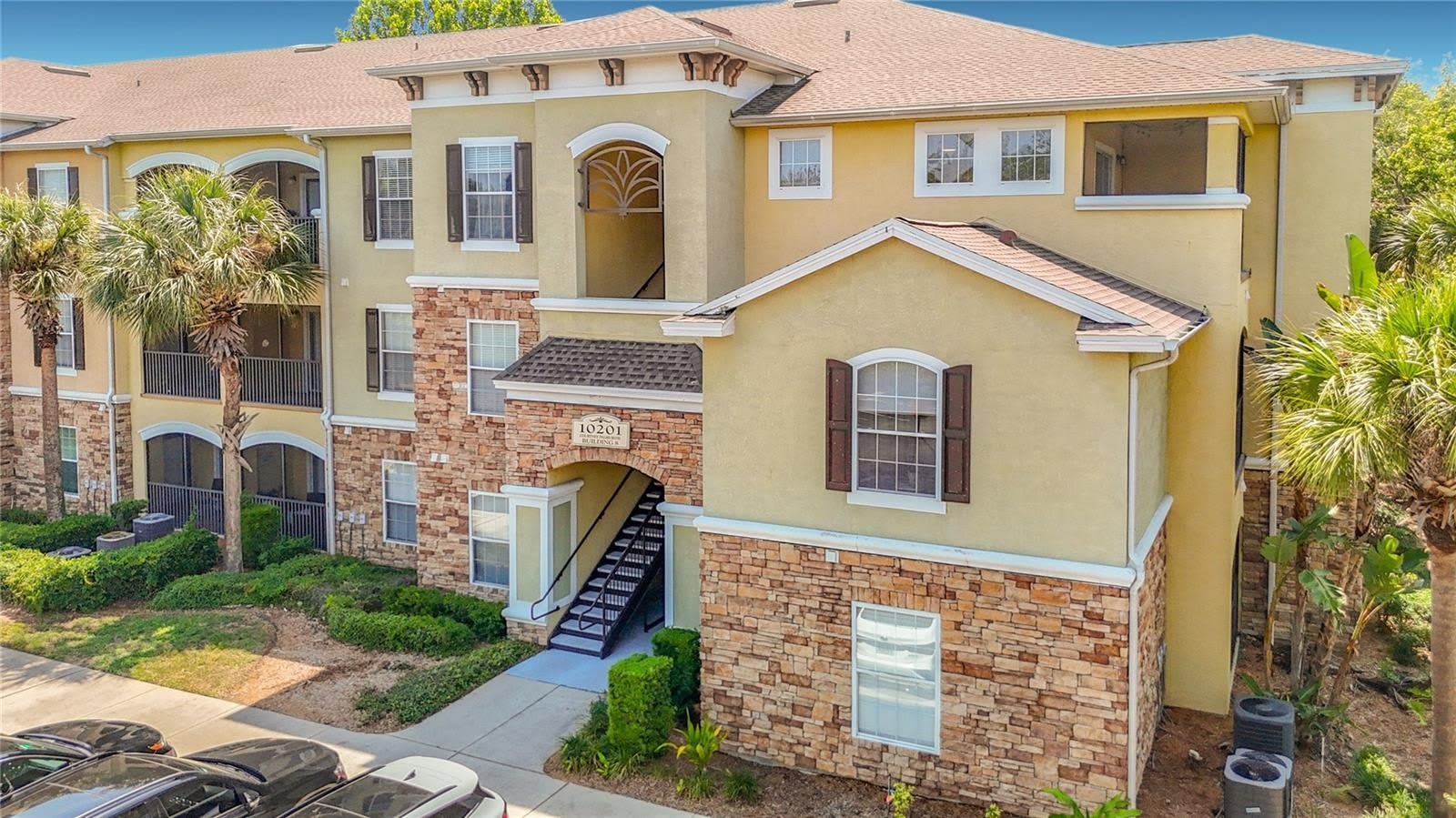 10201 COURTNEY PALMS Boulevard – photo 2