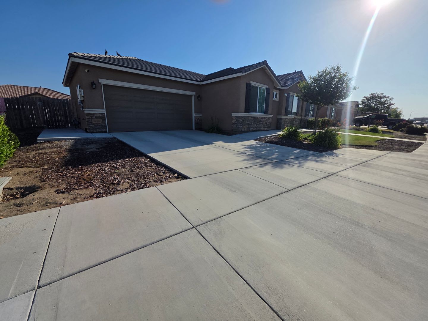Newer 3 Bedroom 2 Bathroom in Tulare! $300 off First Month's Rent!!! – photo 2