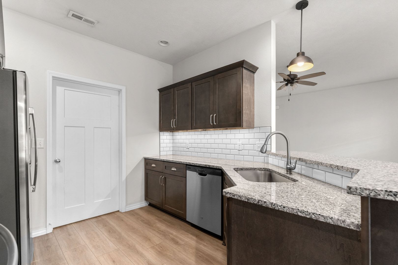 NEW LUXURY 3 BED 2 BATH 2 CAR GARAGE DUPLEX – photo 5