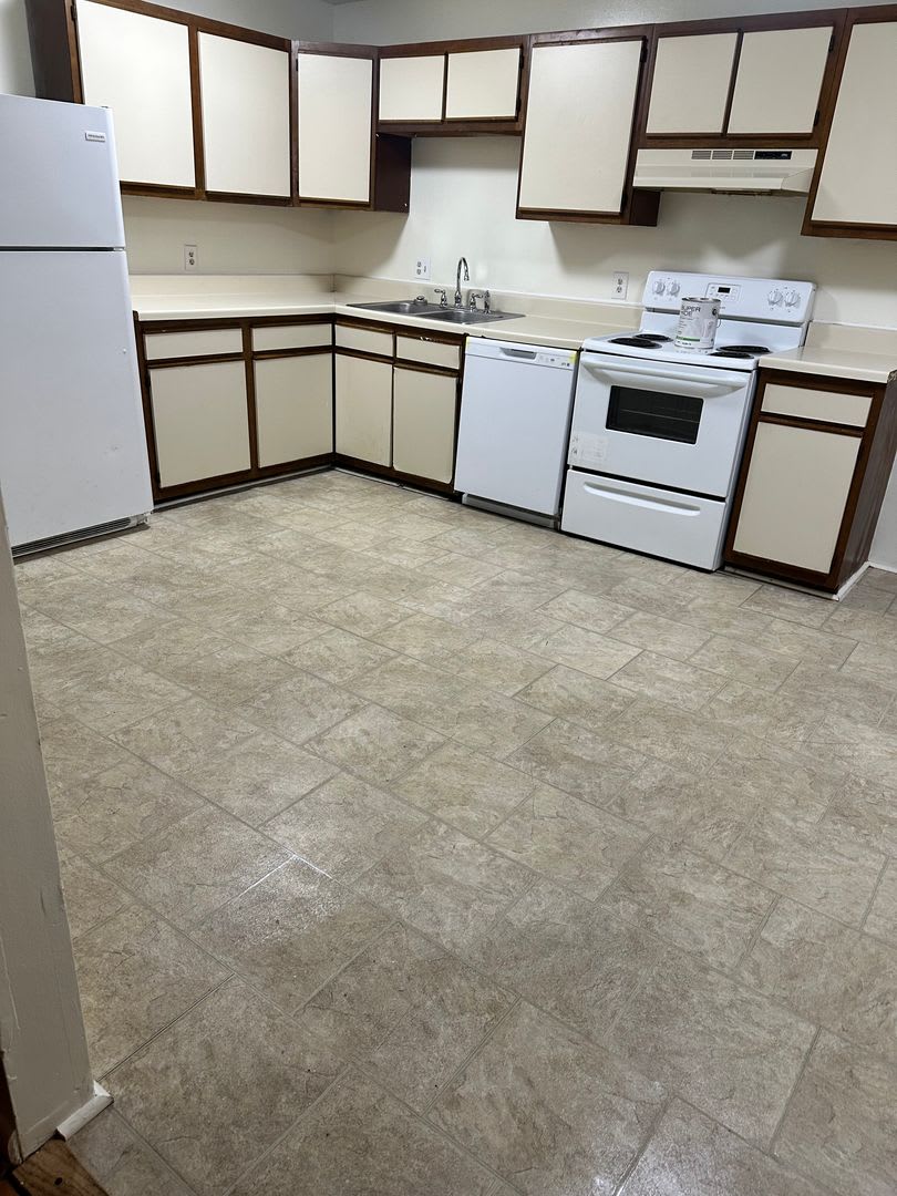 4 bedroom 2.5 bathroom Townhouse – photo 4