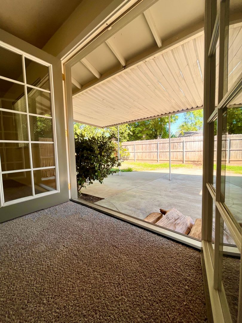 3 Bedroom Home with a Backyard!! – photo 2