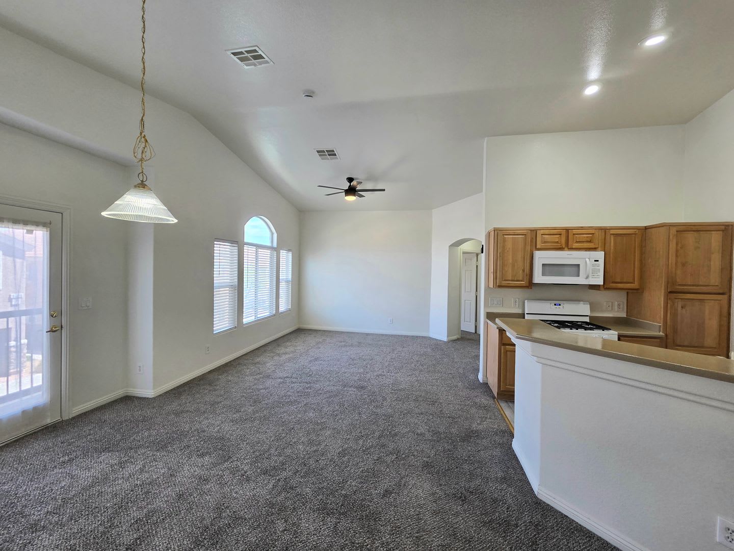 Beautiful 2 Bedroom Townhouse in Arlington Ranch – photo 3