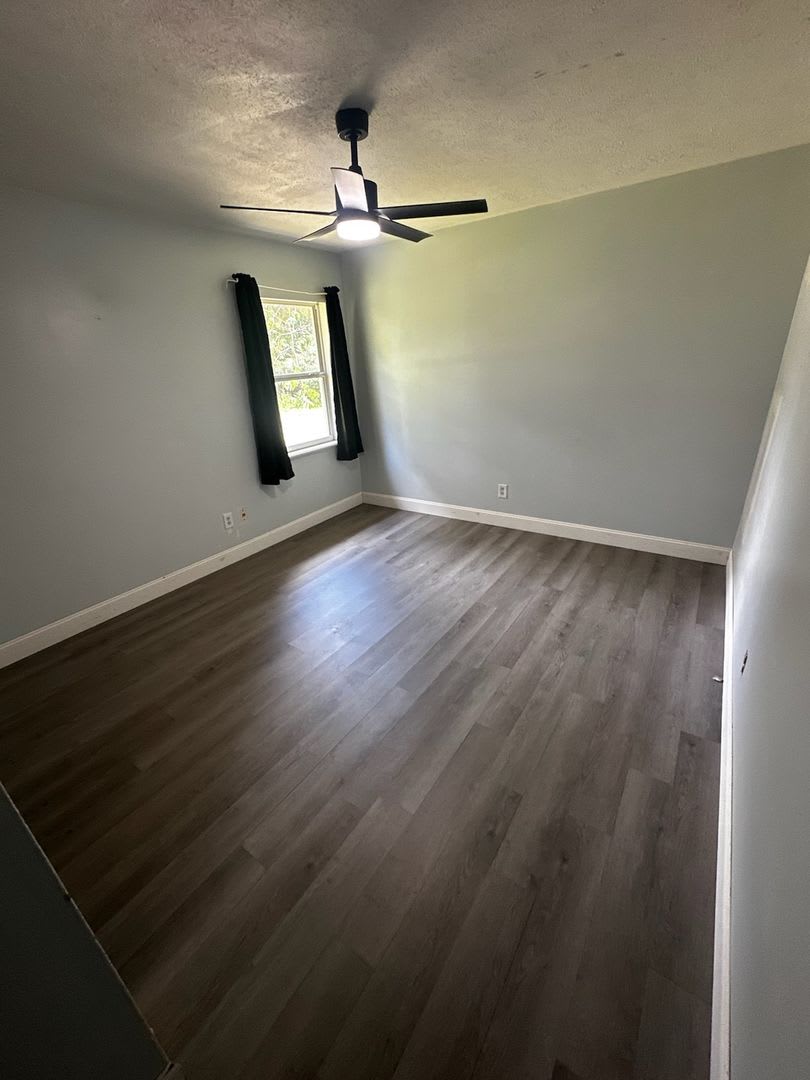 Cozy Convenient 2 Bedroom 1 Bath Duplex With Large Yard Deck – photo 4