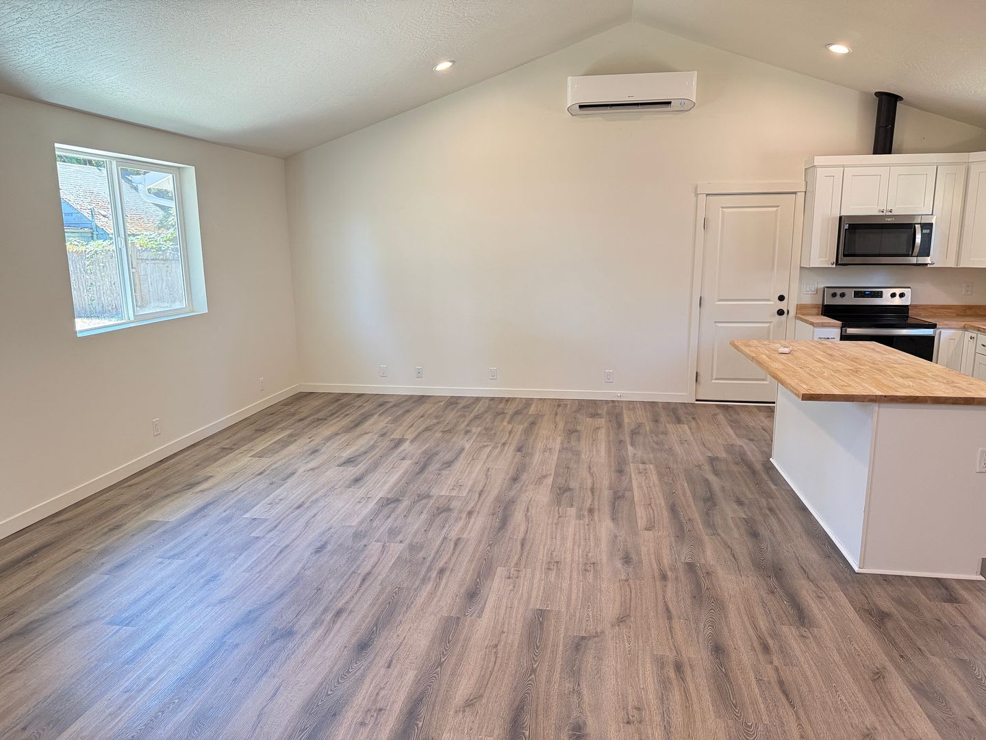 Updated 3-bedroom, 2 bath house in Eugene! – photo 4
