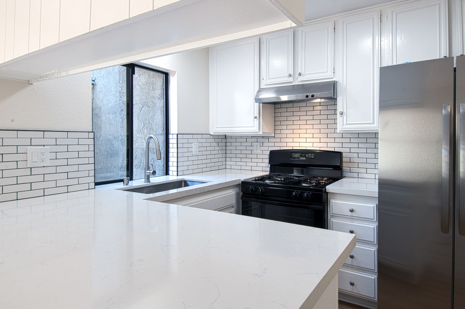 Newly Updated 3 Bed 2 5 Bath Townhouse In The Beautiful Quiet Newport Terrace Community – photo 5