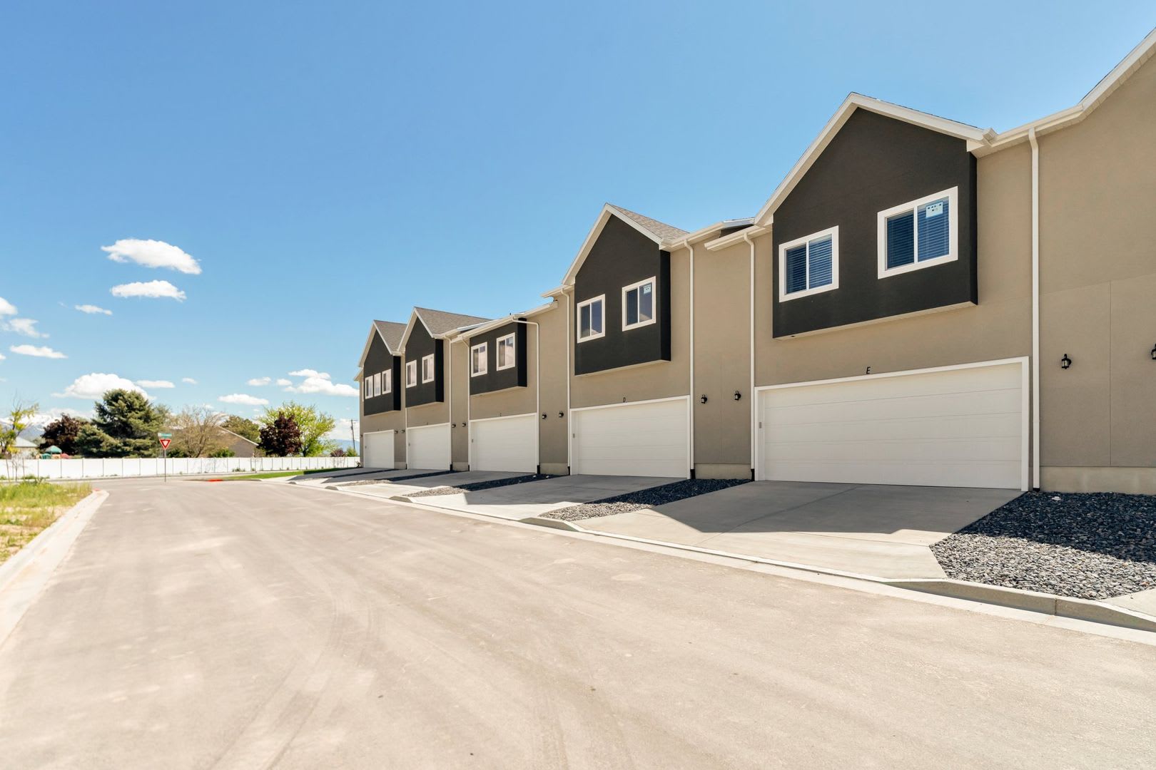 Enormous 3 Bed 2 Bath Pet Friendly Townhome With Large Unfinished Basement Available Now – photo 3
