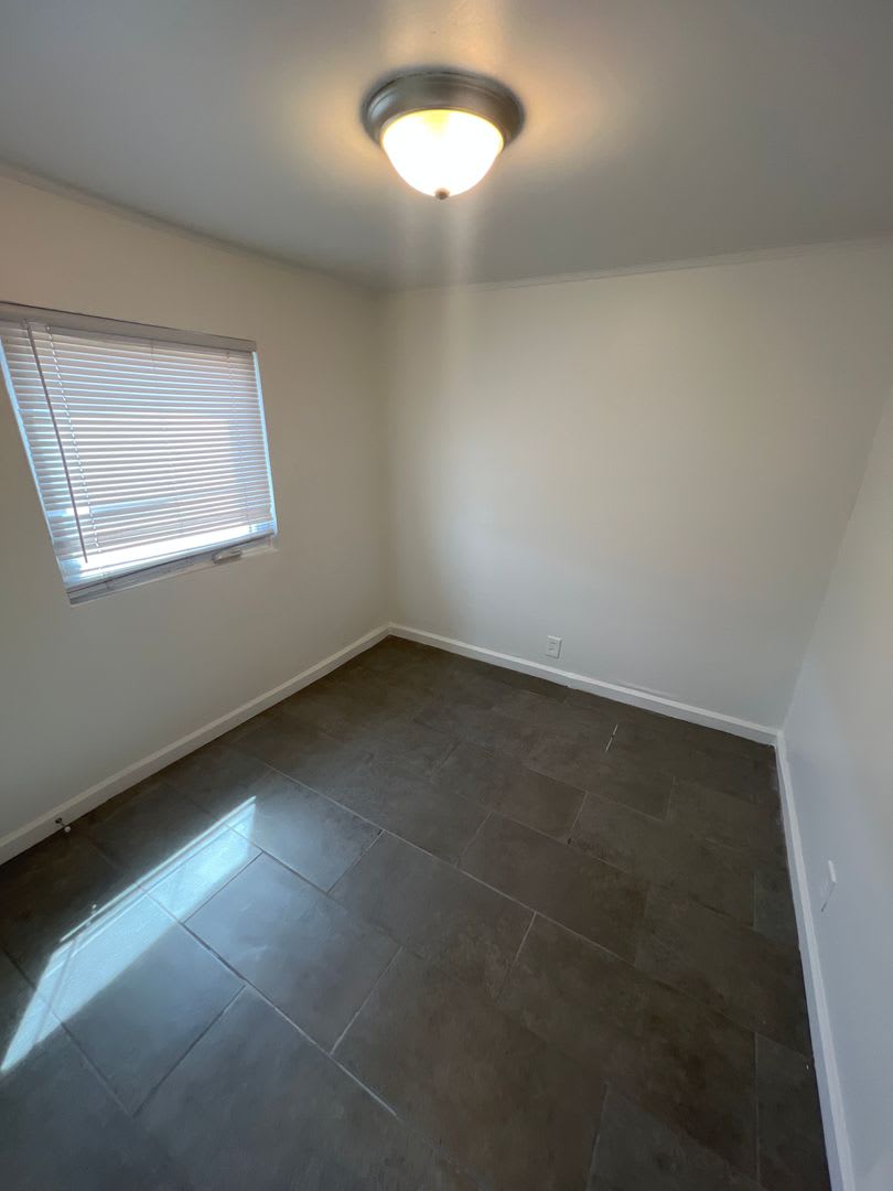 Cute Casita Style Living in historic Albuquerque 1 Bedroom 1 Bath. – photo 4