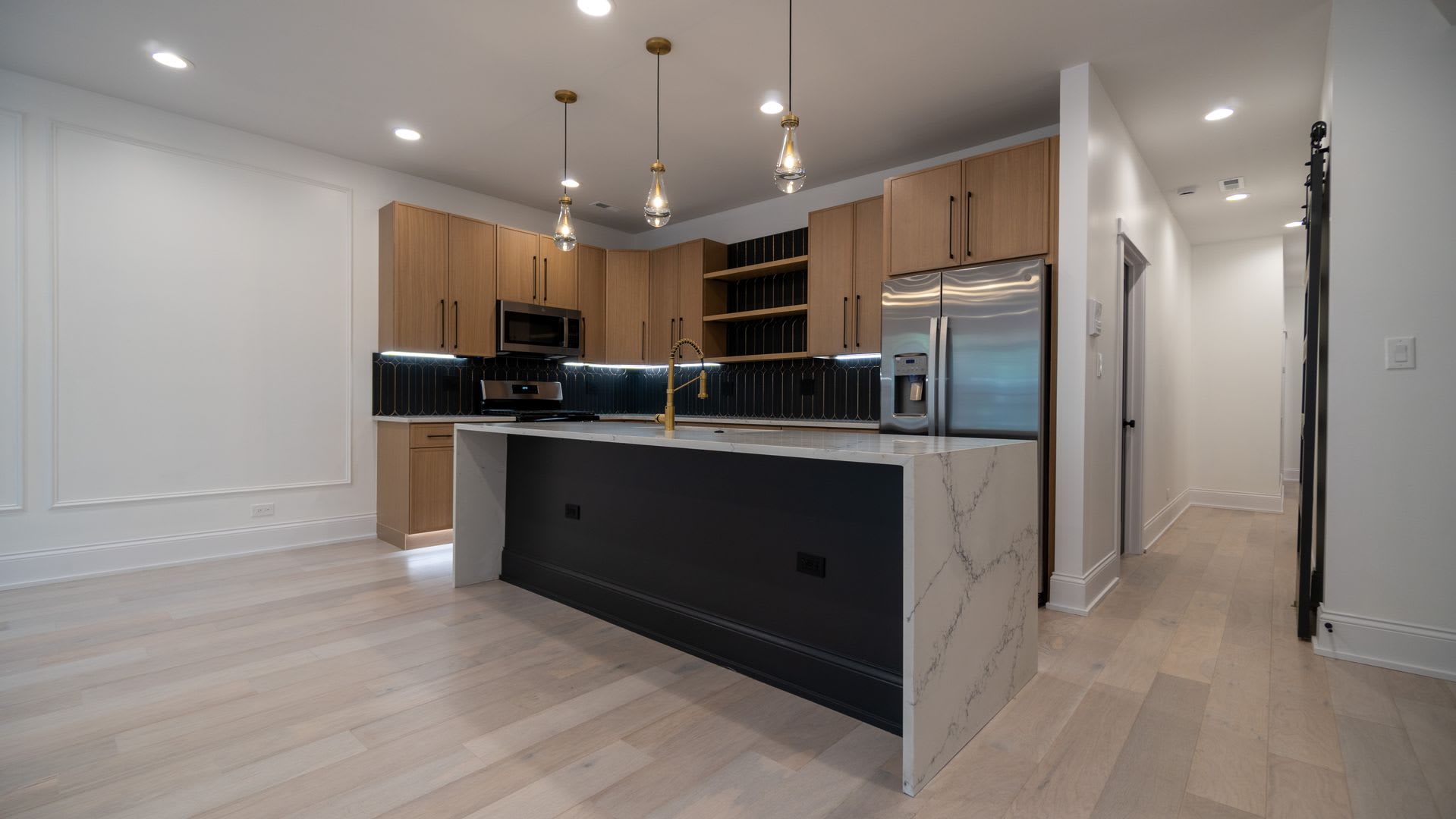 Newly Rehabbed 3-bedroom, 2-bath Gem with In-Unit Washer/Dryer! Discover Uptown Living. – photo 2