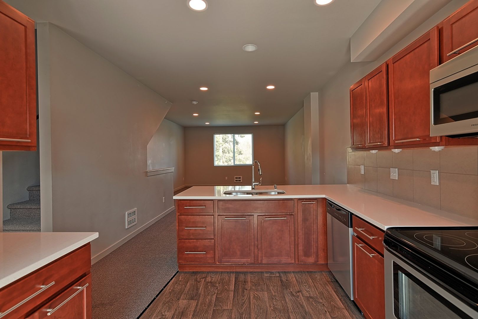 Luxury 3 Bedroom Townhome – photo 4