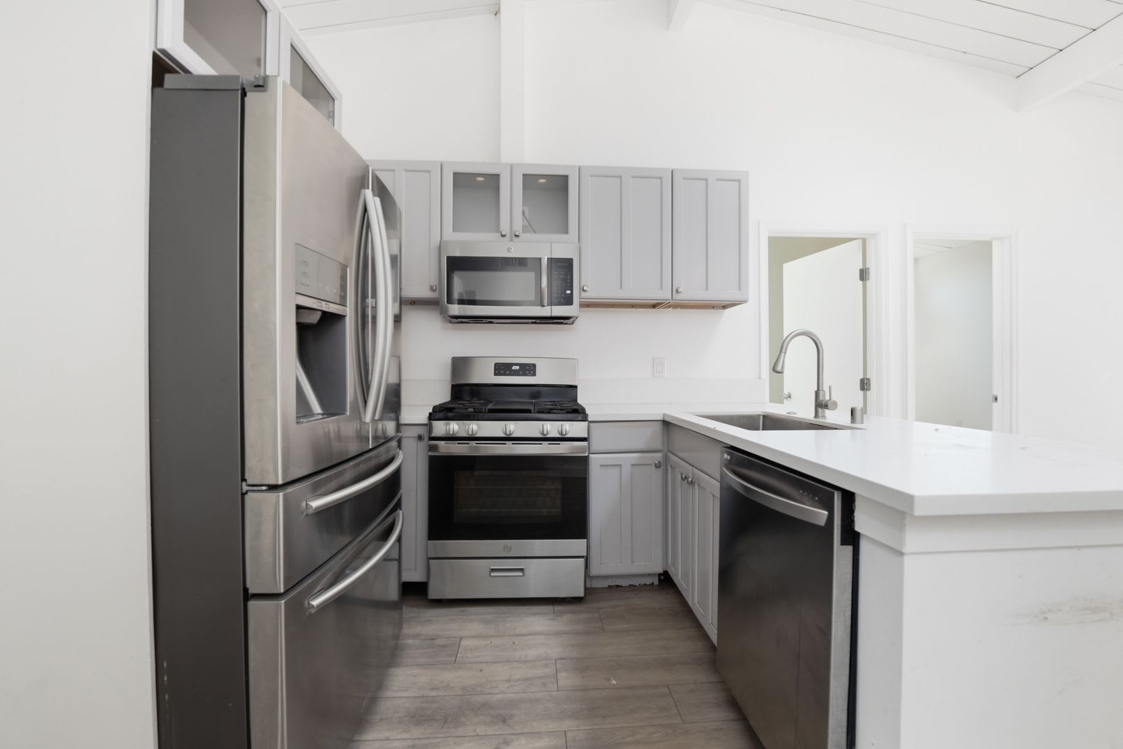 USD-adjacent 3 bedroom 1 bath apartment – photo 4