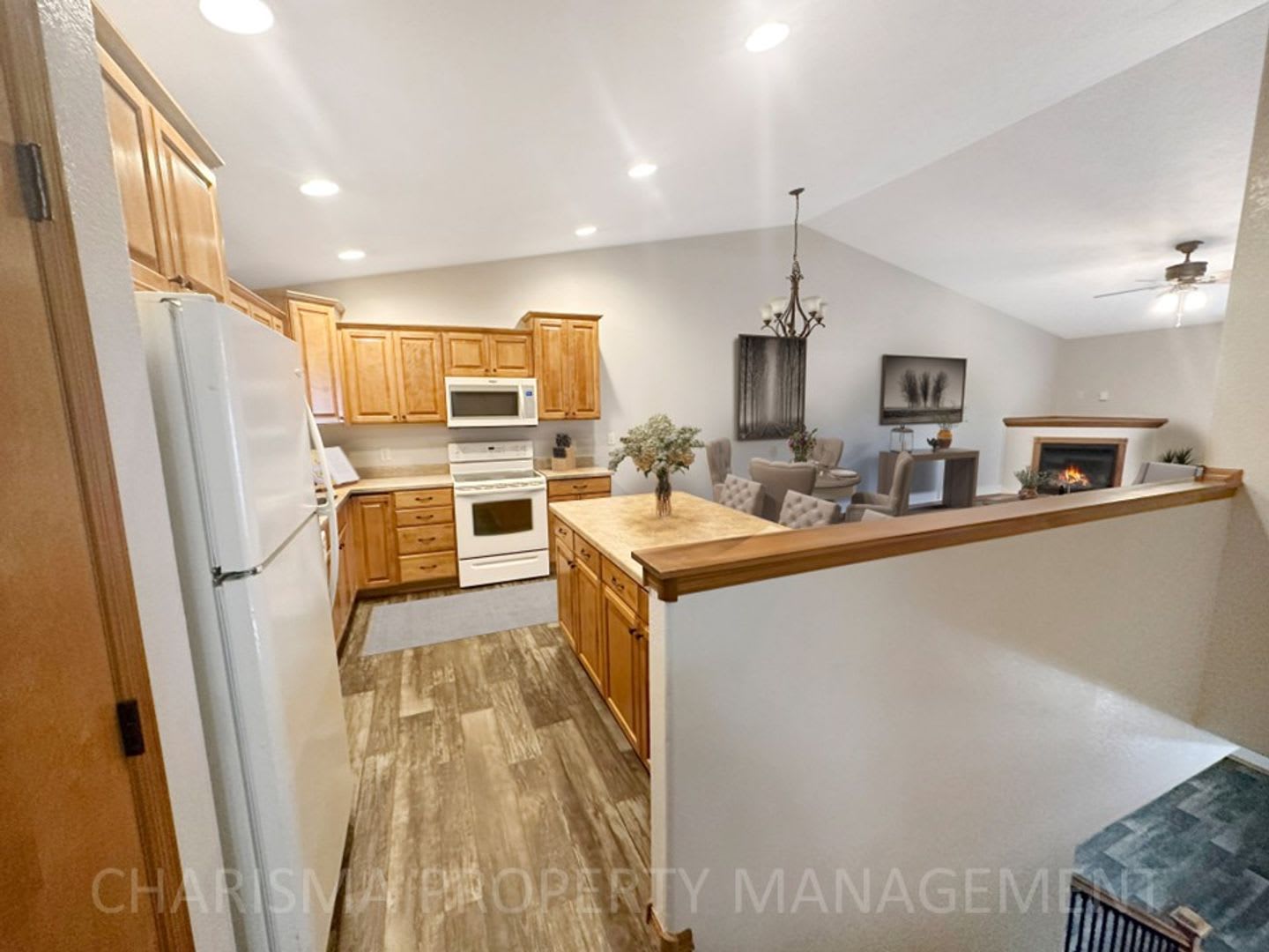 4 Bedroom 2 Bath Town Home Pet Friendly Amenity Filled Double Attached Garage – photo 4