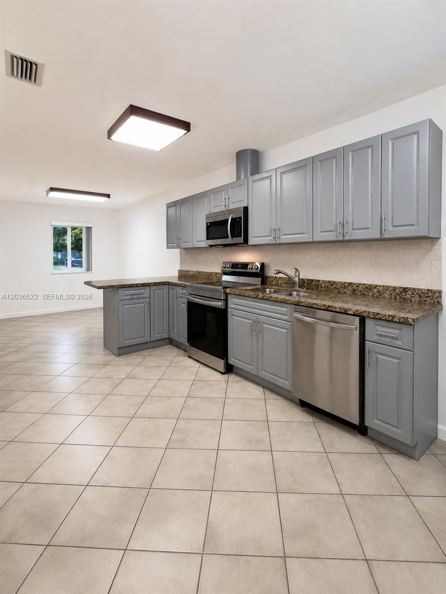 1005 Sw 30th St – photo 2