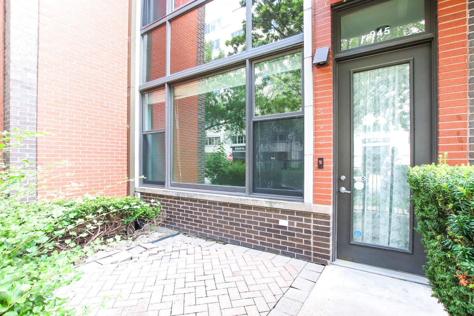 945 N Kingsbury Street – photo 2