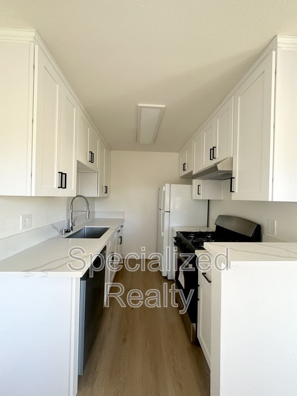 14718 Sylvan Street – photo 3